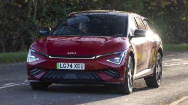 Kia EV6 - передняя часть в повороте